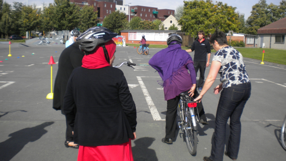 Fietsvriendinnen helpen een handje tijdens de fietsles